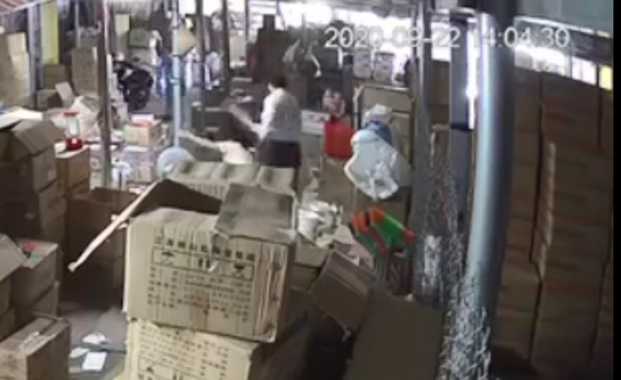 Cảnh ông Hùng đánh đập dã man vợ cũ - ảnh cắt từ clip 