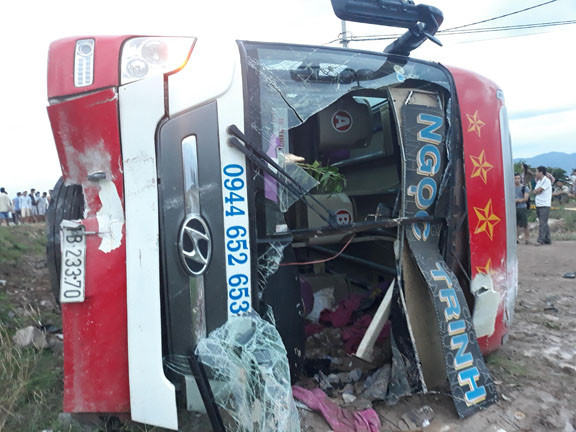 Vụ tai nạn khiến đầu xe khách bị biến dạng. Ảnh: Tr.Định
