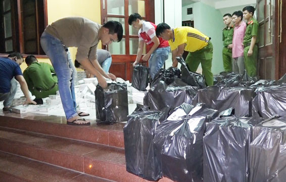 Bắt giữ hơn 17.000 bao thuốc lá lậu trên xe sang ở Bình Đình