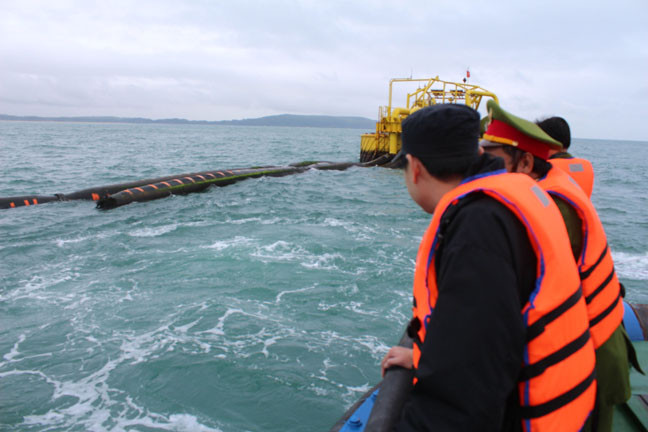 Kiểm tra, xác định nguyên nhân ống dẫn dầu thô. Ảnh Đ.N