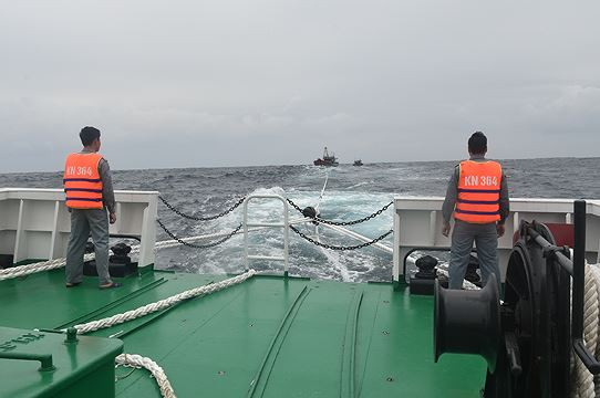 tàu KN 364 lai kéo các tàu cá bị nạn vào đảo Cồn Cỏ