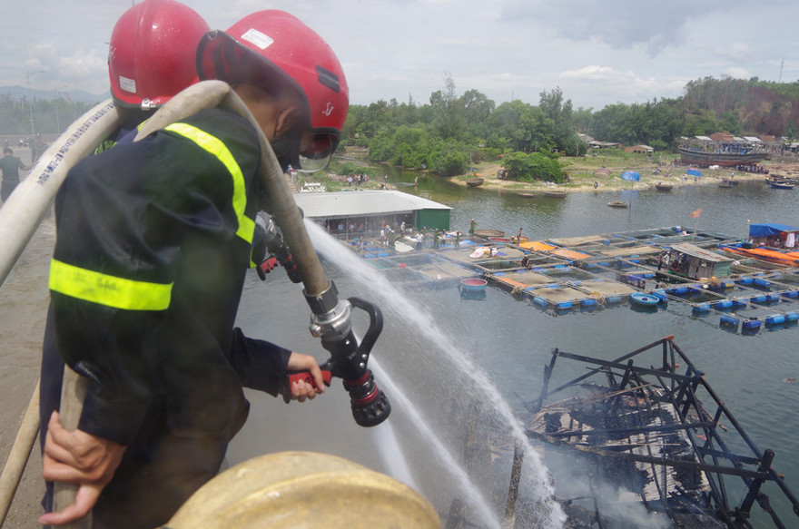 Lực lượng cảnh sát PCCC cố gắng dập tắt lửa cứu tàu. Ảnh Nguyễn Ngọc