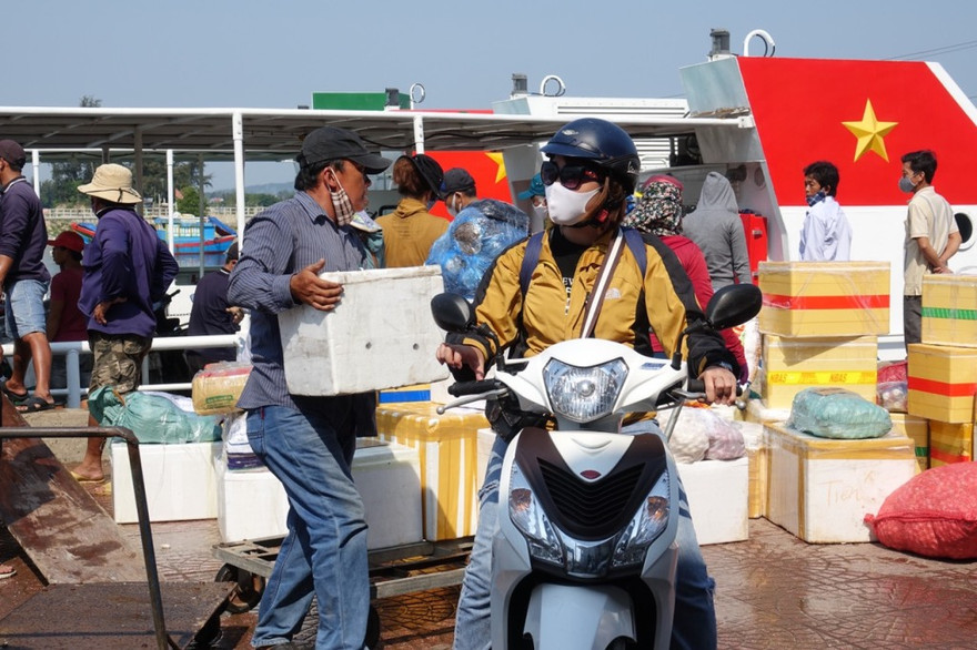 Người dân Lý Sơn phấn khởi khi được lưu thông trở lại sau 15 ngày giãn cách xã hội. Ảnh: Nguyễn Ngọc 