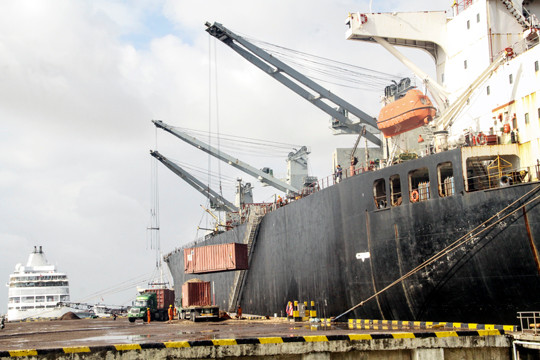 Hoạt động tại Cảng Quy Nhơn. Ảnh: Tr.Định