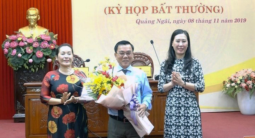 Ông Nguyễn Tấn Đức (đứng giữa) được bầu làm Phó chủ tịch HĐND tỉnh Quảng Ngãi nhiệm kỳ 2016 - 2021. Ảnh Nguyễn Ngọc