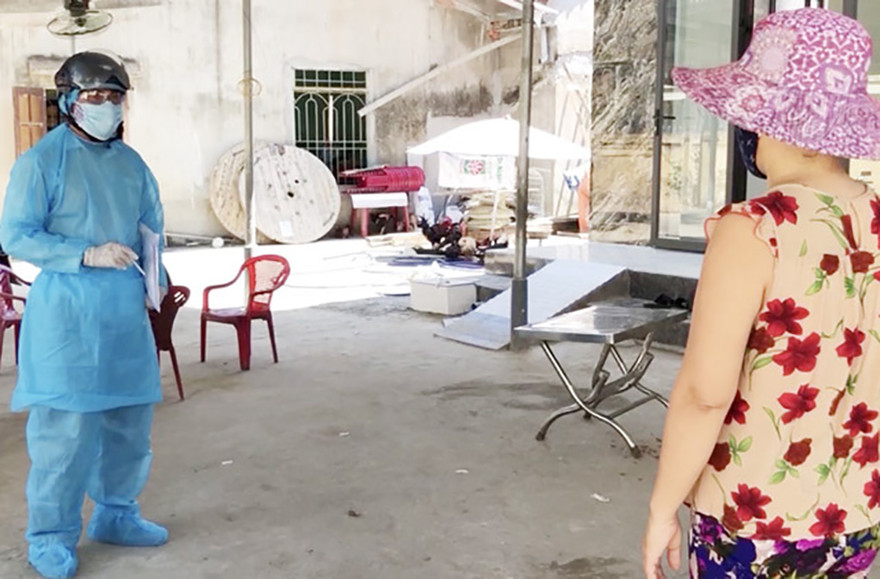 Cán bộ y tế Quảng Ngãi đang truy vết người tiếp xúc gần với bệnh nhân 590 - ảnh T.T