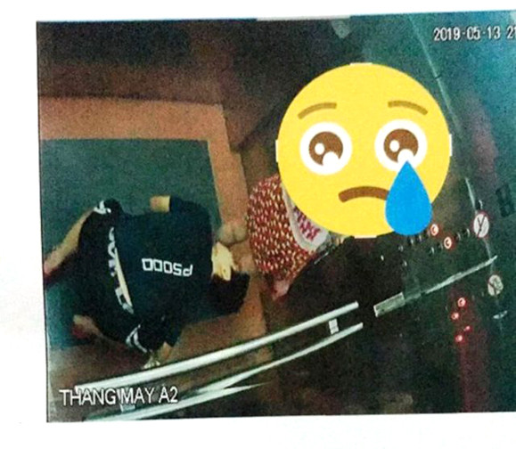 Thanh niên có hành động phản cảm khi cúi xuống nhìn vào váy của một cô gái trong thang máy.