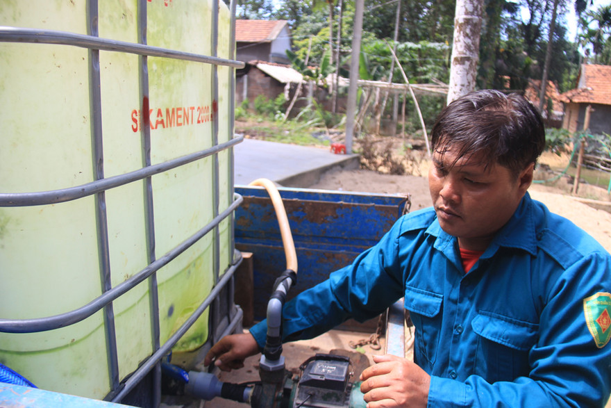 Dân quân xã vận chuyển nước đến cho các hộ có nhu cầu. Ảnh: Nguyễn Ngọc