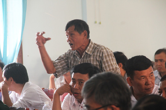 Người dân xã Mỹ Lợi nêu câu hỏi tại buổi đối thoại. Ảnh: Tr.Định