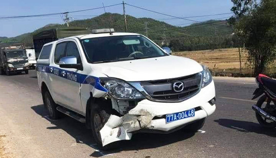 Ô tô BKS 77A-004.48 của Phòng CSGT Công an tỉnh Bình Định (chưa rõ người điều khiển) đang tuần tra thì va chạm với xe máy khiến 1 người tử vong.