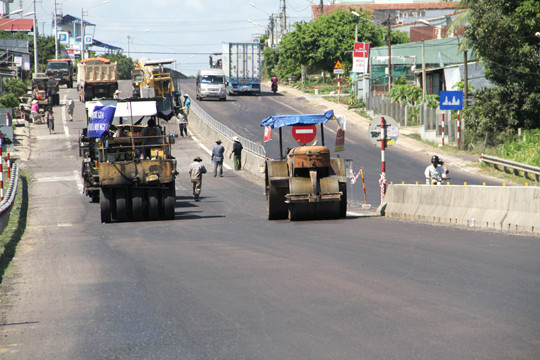 Khắc phục hư hỏng trên QL 1A đoạn qua địa bàn tỉnh Bình Định - Ảnh: Trương Định