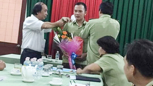 Ông Hà Lê Hoàng (thứ 2 từ trái qua) lúc được bổ nhiệm Phó chi cục trưởng Chi cục QLTT Bình Định.