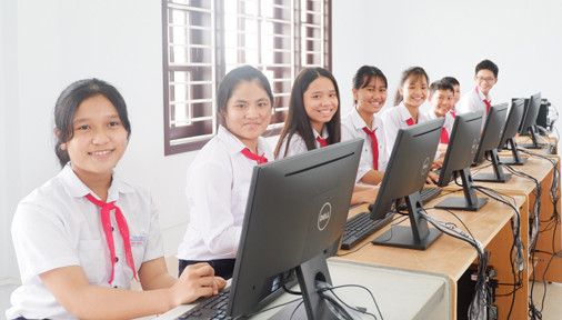 Tài trợ máy tính cho học sinh nông thôn Quảng Nam