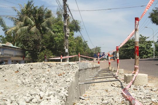 Nâng đường cao thêm nửa mét để chống ngập, dân lo bị 'lút' nhà 