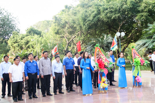 Đoàn về thăm dâng hoa, dâng hương tưởng nhớ công ơn của vua Quang Trung – Nguyễn Huệ tại Bảo tàng Quang Trung (huyện Tây Sơn, tỉnh Bình Định). Ảnh: Tr.Định
