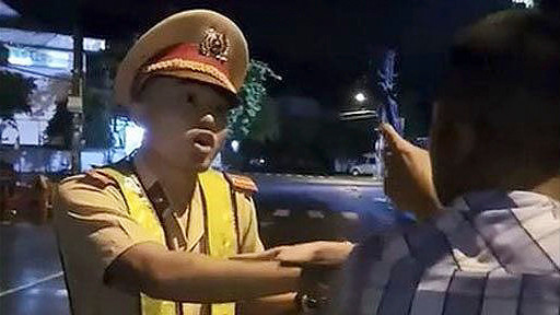 Hiện trường vụ cãi cọ, giằng co. Ảnh: Cắt từ clip