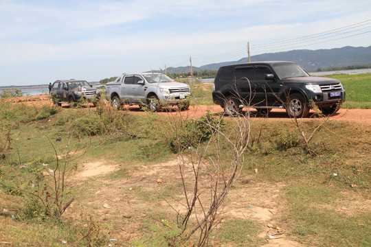 Chiều 4/7 người dân đã thả 3 xe ô tô của đoàn khảo sát dự án Điện mặt trời. Ảnh: Tr.Định