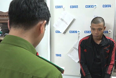 Phúc "cái bang" tại cơ quan điều tra. Ảnh: Lê Thanh 