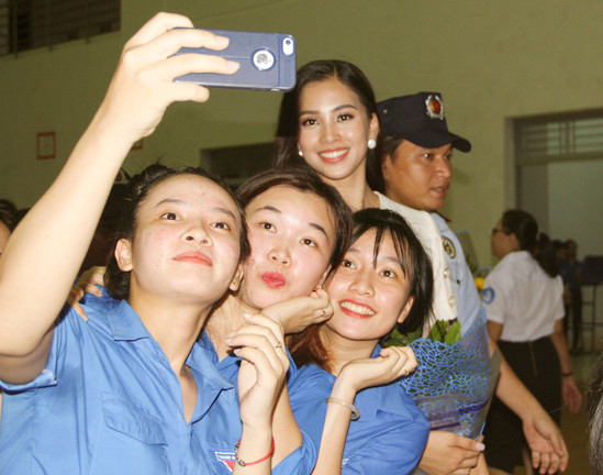 Hoa hậu Việt Nam 2018 Trần Tiểu Vy nhận được sự yêu quý của các bạn trẻ Bình Định. Ảnh: Tr.Định