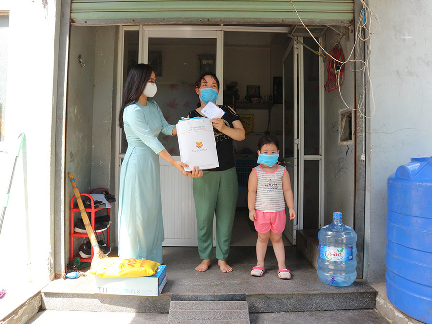 Đại diện Quỹ VCF trao phần quà hỗ trợ cho gia đình trẻ mắc bệnh tim bẩm sinh tại Đà Nẵng 