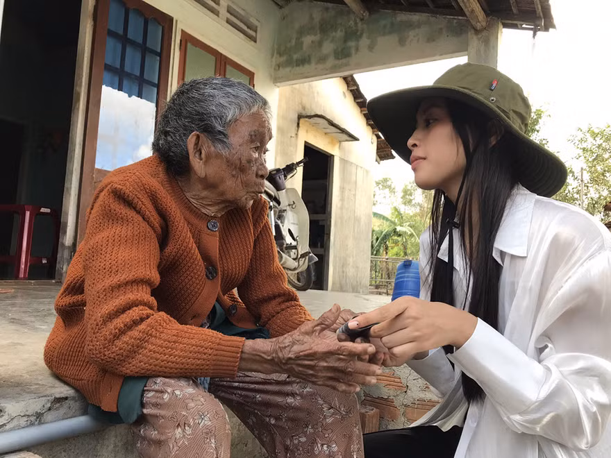 Hoa hậu Trần Tiểu Vy đến với đồng bào Quảng Ngãi