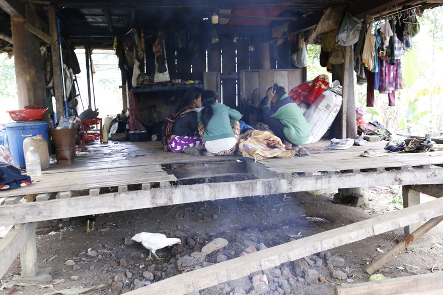 Vụ nổ nghi do bom bi khiến 1 người tử vong tại chỗ, một người bị thương nặng. Ảnh C.A