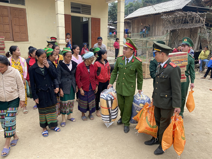 Nằm cách xa trung tâm huyện Kỳ Sơn khoảng hơn 40km, nên phải mất hơn 3 giờ đồng hồ đoàn mới vào được Mường Ải 