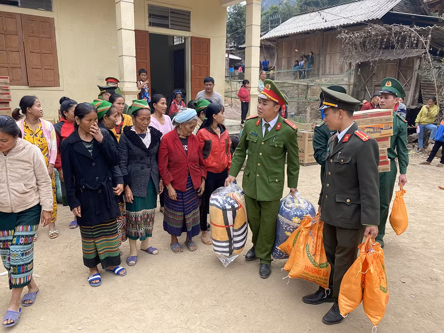 Nằm cách xa trung tâm huyện Kỳ Sơn khoảng hơn 40km, nên phải mất hơn 3 giờ đồng hồ đoàn mới vào được Mường Ải 