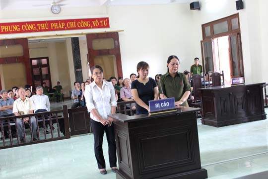 Các bị cáo tại phiên xử sáng 16/8. Ảnh V.T 