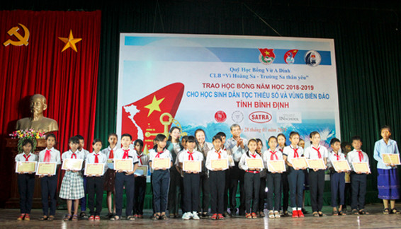 Câu lạc bộ “Vì Hoàng Sa - Trường Sa thân yêu” trao tặng 60 suất học bổng cho các em học sinh là con em các gia đình ngư dân khó khăn của các huyện Phù Cát, Phù Mỹ và Hoài Nhơn. Ảnh: Tr.Định