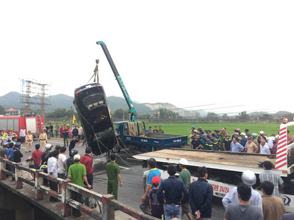 Ô tô chạy với tốc độ cao lao xuống nước, 1 người tử vong