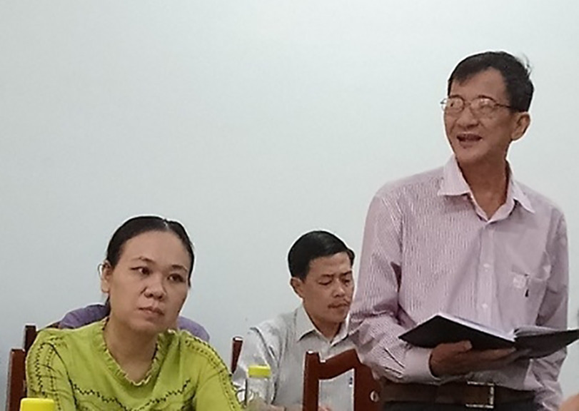 Ông Lương Công Tuấn (đứng) 