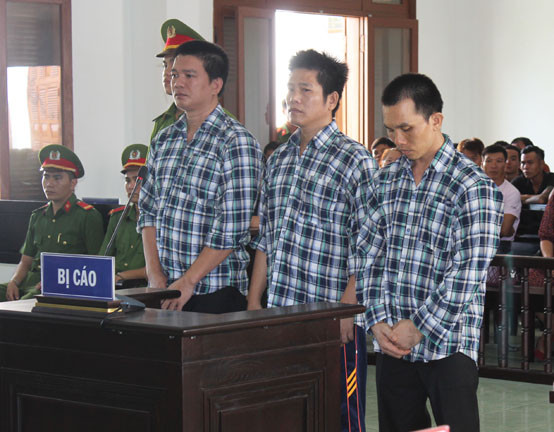 Các bị cáo Trường, Viễn và Hưng (từ phải qua trái) nghe tòa tuyên án - Ảnh Văn Tài