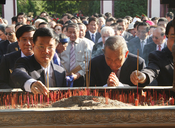 Dâng hương tưởng nhớ công ơn vua Quang Trung - Ảnh: Tr.Định