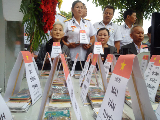 Thân nhân những liệt sĩ Gạc Ma quê Đà Nẵng - Quảng Nam bên bài vị của con sáng 14/3/2019 - ảnh Trần Tuấn 