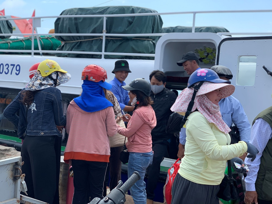 Người dân Lý Sơn được khuyến cáo chỉ ra vào đảo trong trường hợp thật cần thiết - Ảnh Nguyễn Ngọc