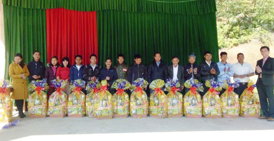Tặng quà cho người dân xã A Vương 
