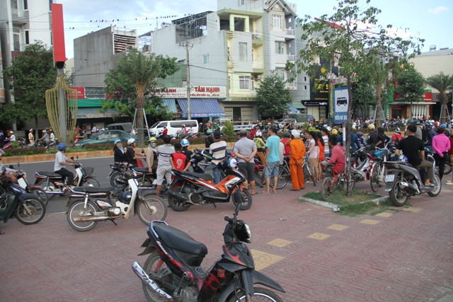 Rất đông người dân theo dõi vụ việc - ảnh PV