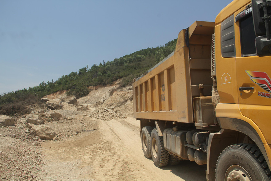 Công ty Bình Diễm đưa xe vào khai thác đất trái phép bị người dân phát hiện, chặn giữ xe. Ảnh: Tr.Định