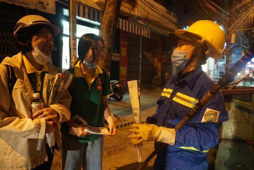 "Hôm ni lễ 8/3 cô cũng thấy bình thường. Nhờ các con mà cô thấy vui hơn rồi” - cô Vân, quê ở Quảng Nam, 53 tuổi đã 12 năm làm nghề lao công, xúc động nhận hoa và lời chúc từ các bạn sinh viên - ảnh Trung Trương