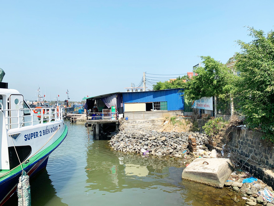 Việc tàu thuyền ra vào, neo đậu tại cảng Sa Kỳ và trú tránh bão bị cản trở, gây nguy hiếm ,bởi công trình lấn chiếm - Ảnh Nguyễn Ngọc