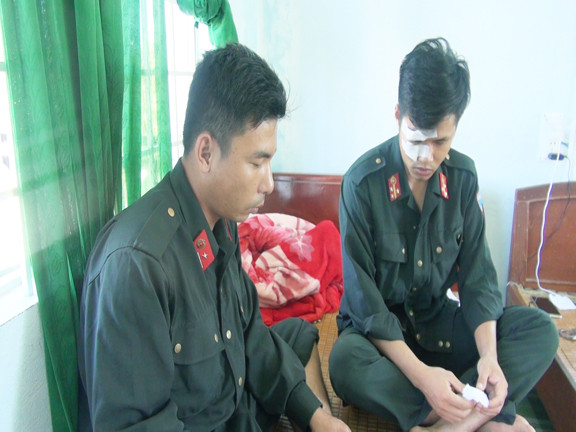 Hai chiến sĩ cảnh sát cơ động bị đối tượng quá khích gây thương tích trong đêm 2/9 - ảnh Đức Nguyễn 