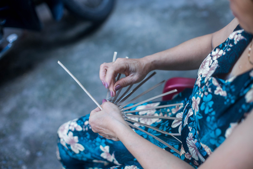 Cô Phạm Thị Hường – người cuối cùng đan quạt - ảnh Lê Công Đức 