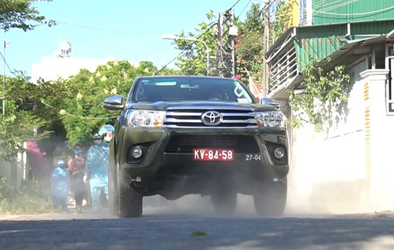 Tất cả bề mặt đường ở khu vực này đều được phun khử khuẩn - ảnh N.N