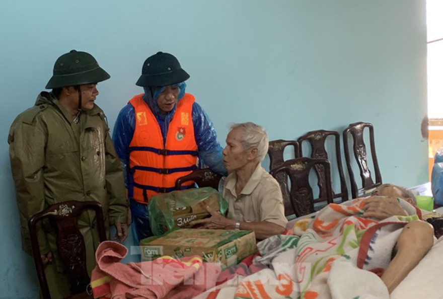 Ông Nguyễn Văn Bình (bìa trái) đi cứu trợ đồng bào lũ lụt, trước khi làm nhiệm vụ cứu hộ công nhân thủy điện và mất tích - ảnh Ngọc Văn 