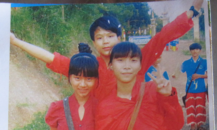 Cháu Ánh (bên phải) tham gia đội múa lân.