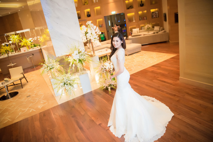 Á hậu Tú Anh xinh đẹp trong mẫu váy cưới lộng lẫy.
