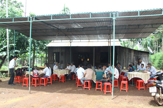 Gia đình làm lễ an táng cho cháu Lê Anh Tâm.