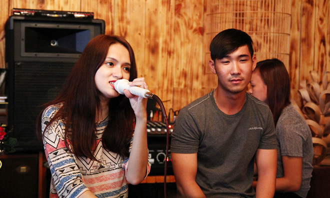 Hương Giang Idol hạnh phúc chia sẻ về chuyện tình với anh chàng Việt kiều Criss Lai trong buổi họp mặt.