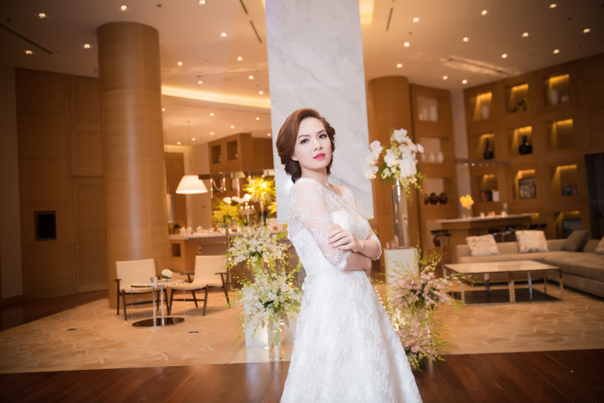 Đan Lê yêu kiều với váy cưới trắng muốt.